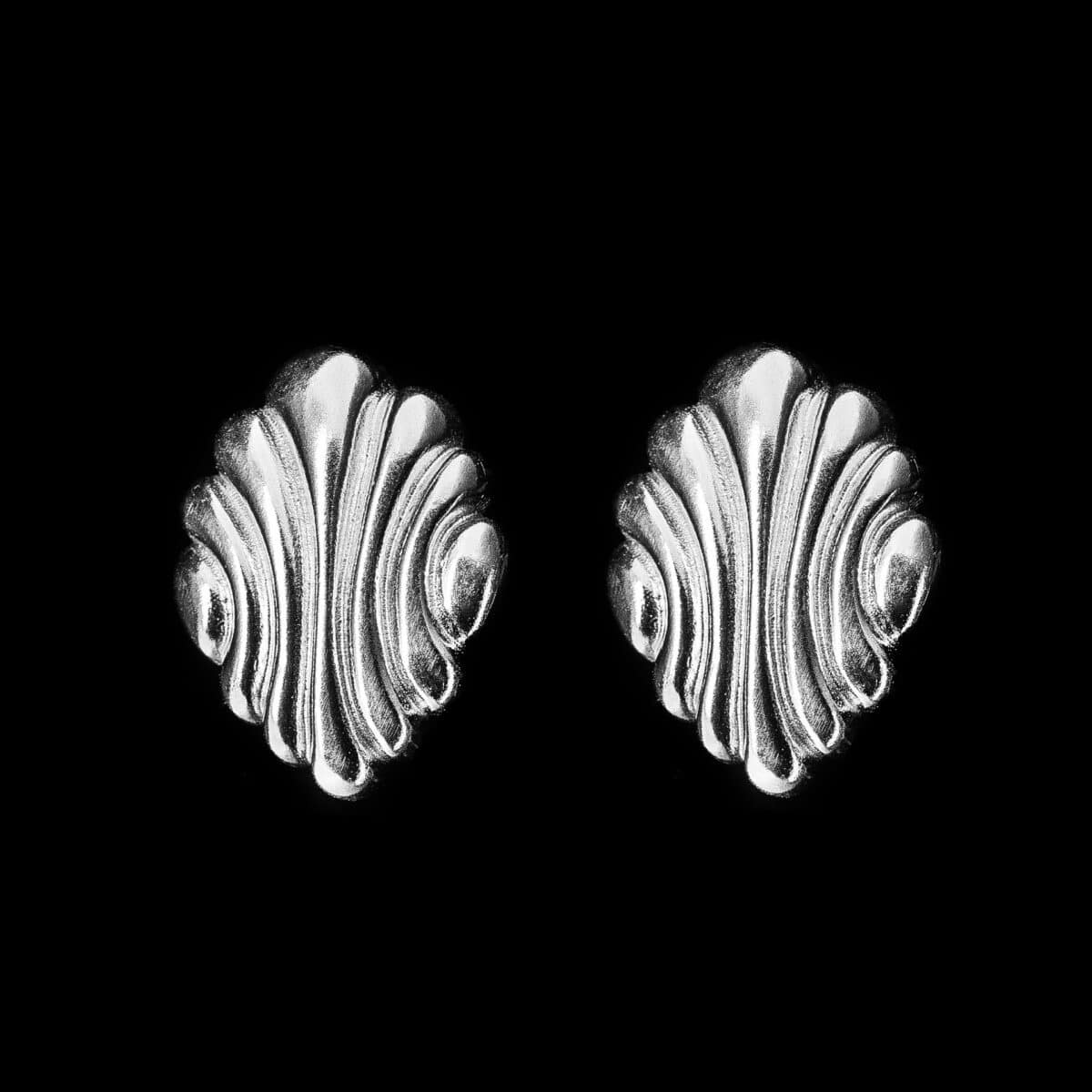 SILVER 925 SCALLOPED OVAL STUD EARRINGS.